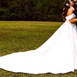 ✨ Stunning Off-Shoulder Wedding Dress ✨